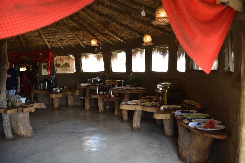 Masai ratnici u tradicionalnoj odeći, običaji  u Masai Lodge-u